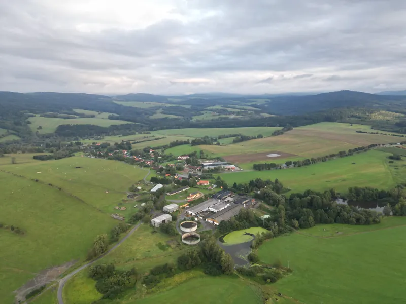 Údolí s farmou a Novohradskými horami